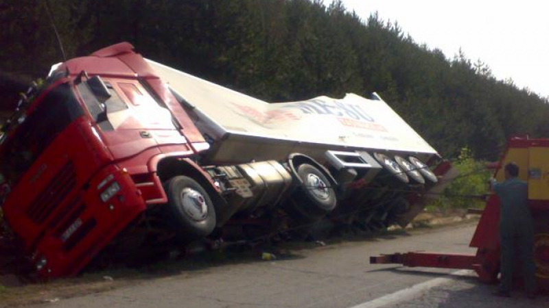 Камион е паднал в канавка на АМ „Тракия” и предизвикал задръстването 