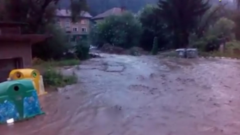 Ексклузивно ВИДЕО: Вижте как бедствието потопи Берковица