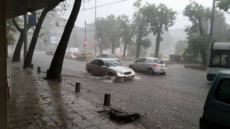 Порой в Бургас, гарата е под вода
