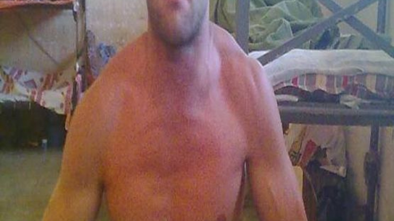 Убиецът Тодор, който затри Николай, пъчи мускули на снимка от килията