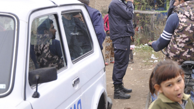 Първо в БЛИЦ: Ченгета тарашат циганската махала в Розино за оръжие