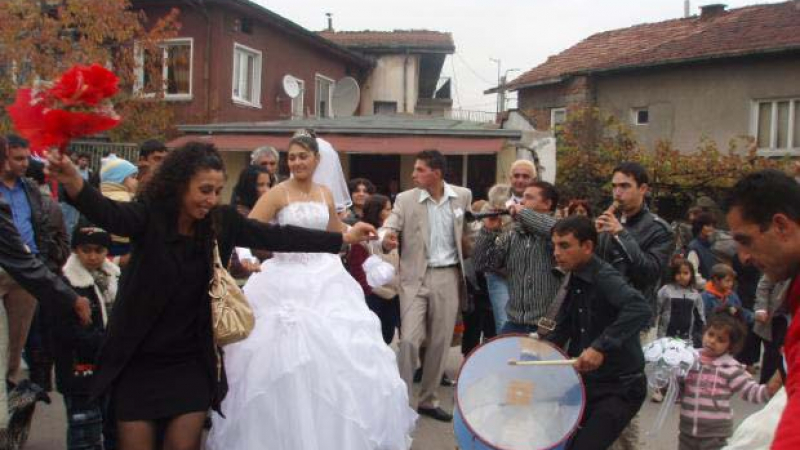 Цигани сватбари пребиха с пръчки и камъни трима полицаи в Комлука