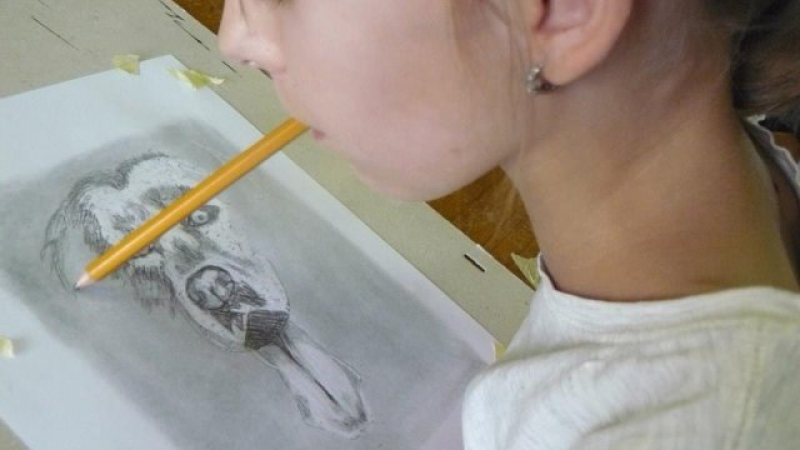 Вижте невероятната история на детето, което рисува с уста