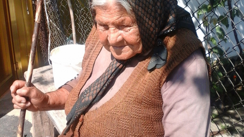91-годишната родопчанка Фидана Добрева от лъкинското село Югово: С една дървена гаваница с масло ме спряха от училище 
