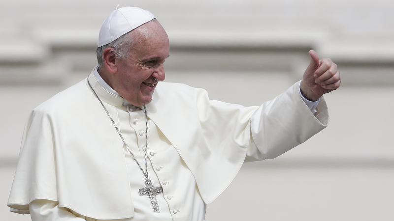 В eBay се избиват за бялата шапка на папата 