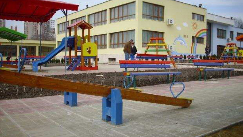 Ужас в Добрич! Кола влетя на детска площадка