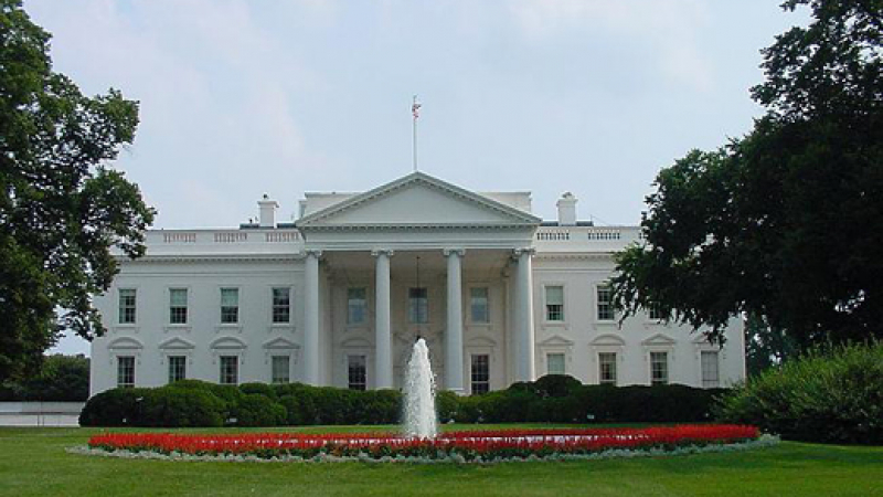 Евакуираха Белия дом заради прескочил оградата