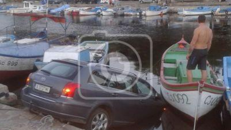 БЛИЦ-ОЧЕВИДЕЦ: Кола паркира насред лодките в Созопол 