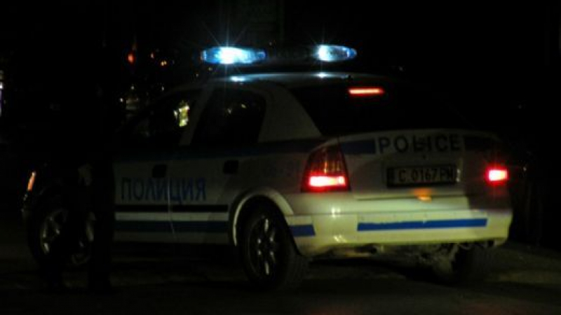 Въоръжен психично болен се барикадира в дома си в Бузовград