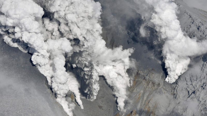 Изригна вулкан в Япония, 8 са ранени