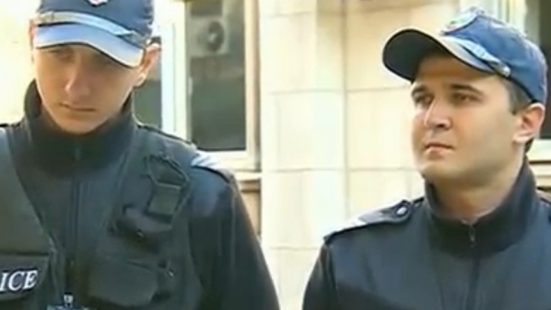 Ето ги полицаите Хаджиев и Карчев, които отказаха 600 лв. подкуп