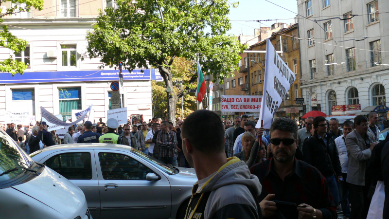 Протест пред ДКЕВР, решават за цената на тока