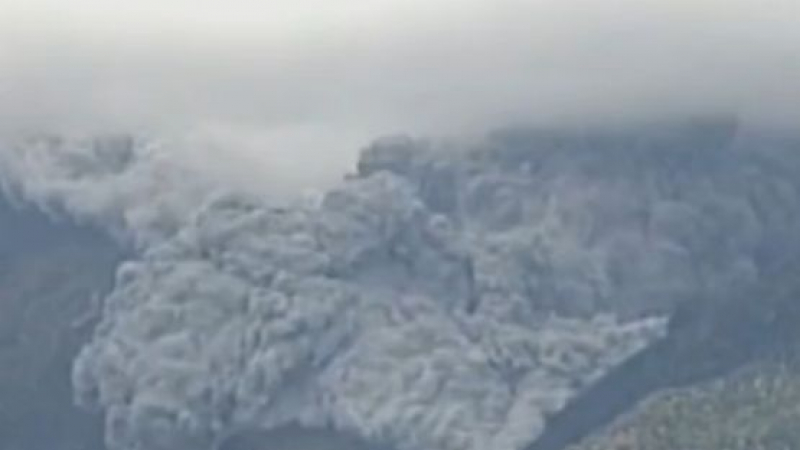 Туристи заснеха бягство от облака от вулкана в Япония (ВИДЕО)