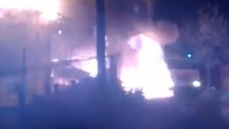 Вижте огромните пламъци, погълнали къщата в бургаското с. Маринка (ВИДЕО)