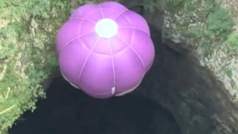Рекорд за Гинес: Иван Трифонов излетя с балон от дълбока пещера (ВИДЕО) 