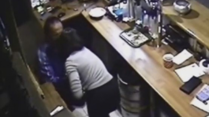 Нелегален имигрант се опита да изнасили барманка в кафене (ВИДЕО 18+)