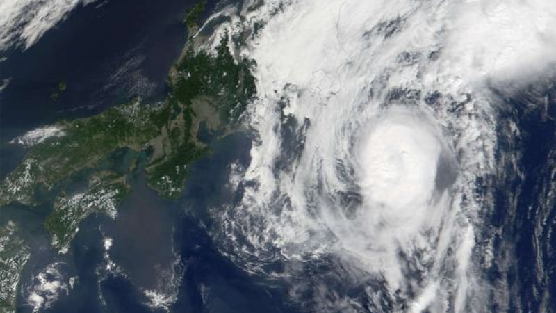 Мощният тайфун &quot;Фанфон&quot; евакуира стотици хиляди в Япония