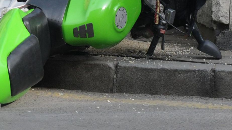Мотористът, който блъсна момиче в Бургас, карал на задна гума