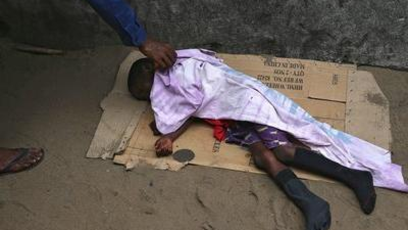 Трупове гният по улиците в Сиера Леоне, гробарите го удариха на рекет (СНИМКИ/ВИДЕО 18+)