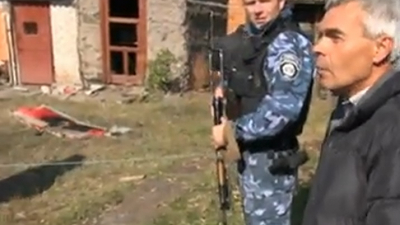 Скандално ВИДЕО: Киевски губернатор псува като каруцар мъж с разрушен от снарядите дом