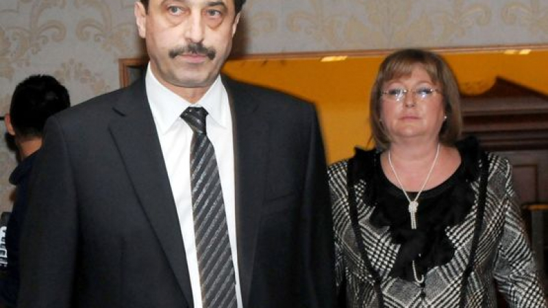 Разследват Цветан Василев и съпругата му за пране на пари