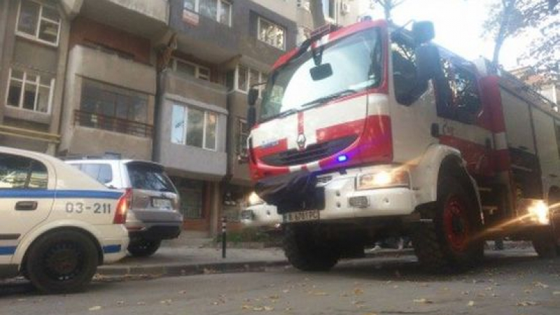 Огън на 10-ия етаж в блок във Варна вдигна пожарната на крак 