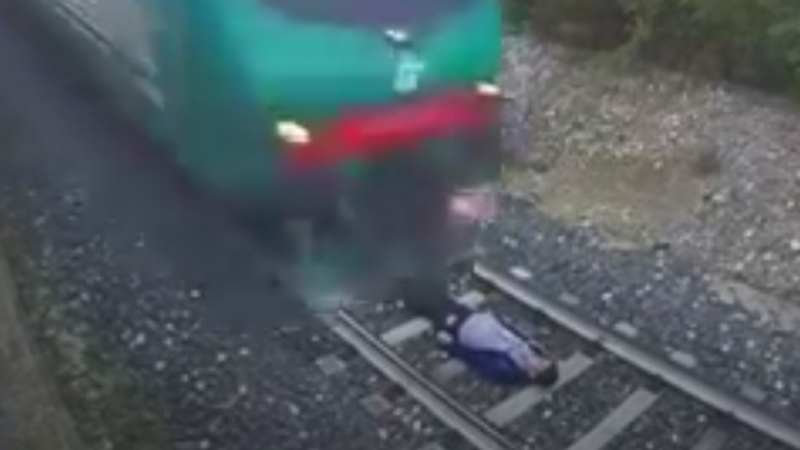 Тинейджър легна пред минаващ влак (ВИДЕО)