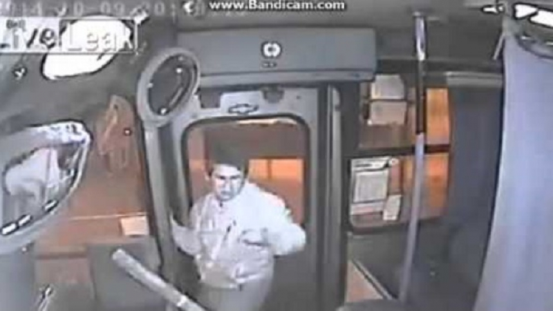 Уникално: Шофьор на автобус обезврежда крадец по време на движение (ВИДЕО)