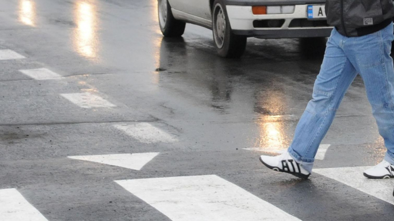 Шофьор помете дете на пешеходна пътека 