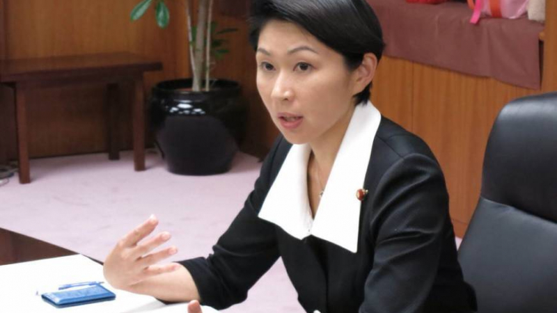 Японска министърка си купувала грим от дарения