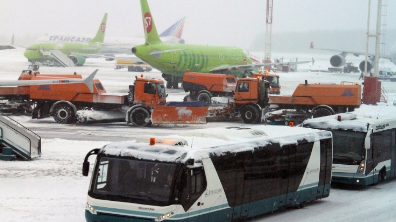 Самолет се сблъска със снегорин на пистата във Внуково