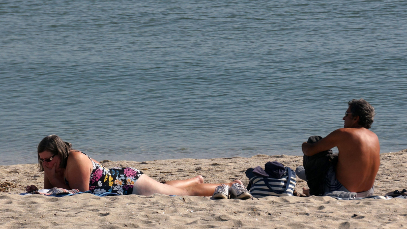 Последен плаж! Народът метна кърпите край морето (СНИМКИ)
