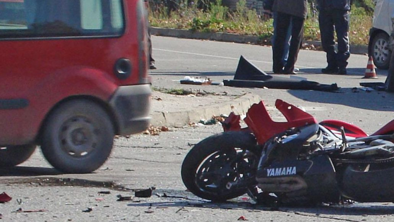 Първо в БЛИЦ: Кола отнесе моторист на караулката на Бистрица