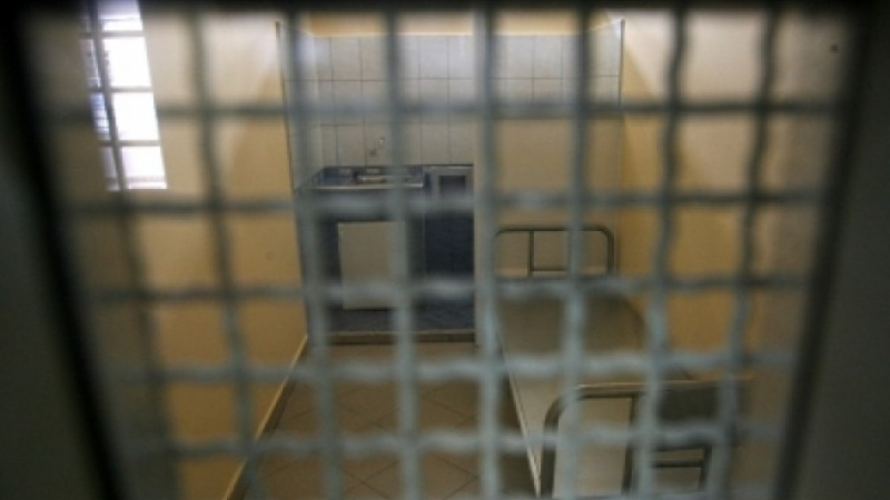 Починалият в Осмо РПУ арестант бил сам в килията