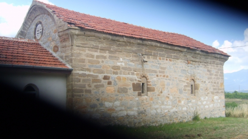 Църквата в селото на Паисий се руши 