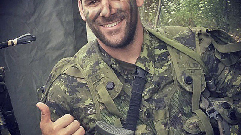 Майката на застреляния гвардеец в Канада научила новината от интернет, баща му още не знае