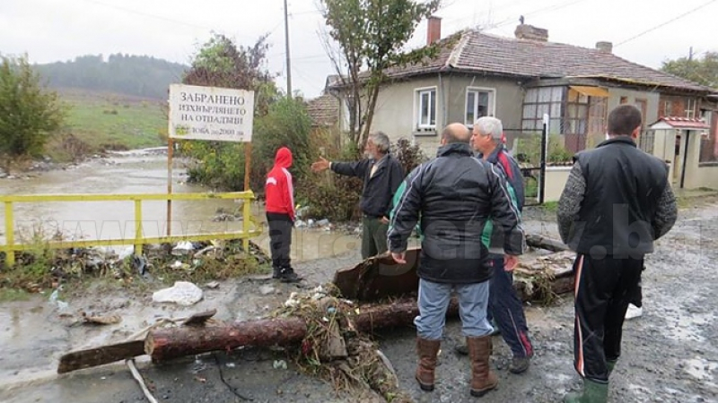 Потопът отнесе 4 улици в Средец
