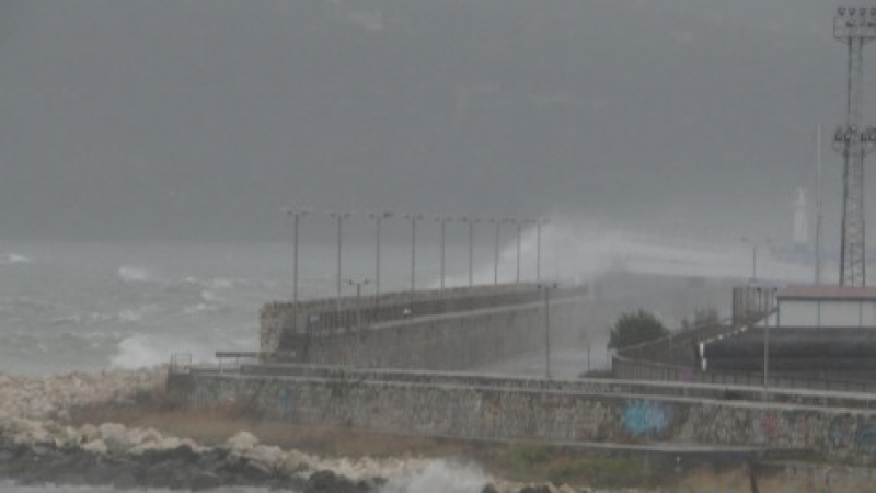 Ураганен вятър във Варна (СНИМКИ)