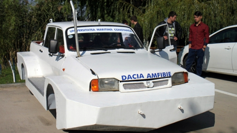 Студенти създадоха плаваща Dacia (ВИДЕО/СНИМКИ)