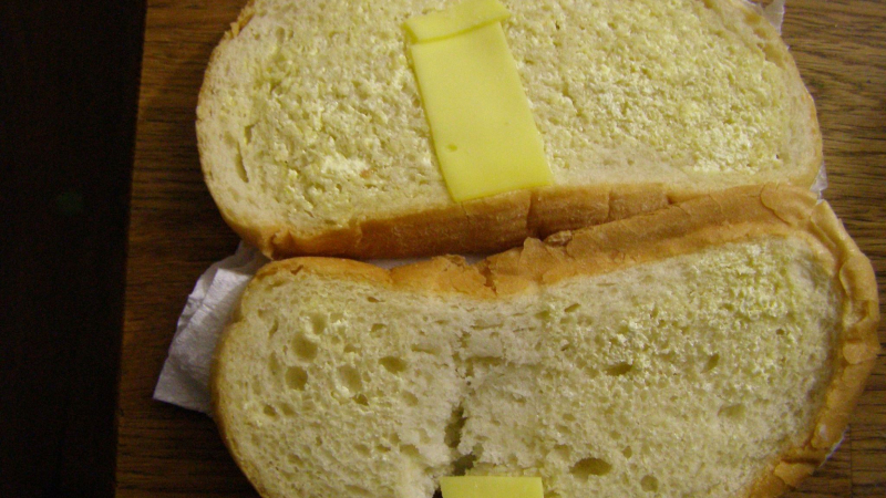 Голи филии хляб вместо сандвич раздават на пловдивски ученици