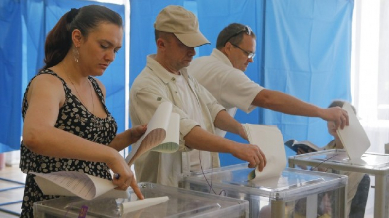 Предсрочни парламентарни избори се провеждат в Украйна 