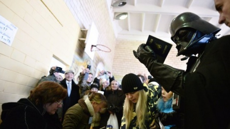 Стрелба с &quot;Калашников&quot; и бой с камъни на изборите в Украйна 
