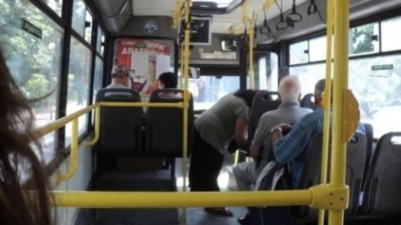 Кондукторка и шофьор пушат в автобус №1 към Коматево