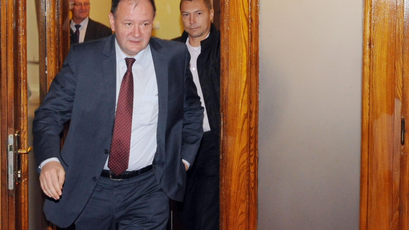 Навръх Архангеловден: Миков обявява чистката в бюрото на БСП