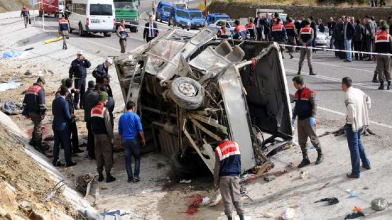 17 жертви на катастрофа с автобус в Турция