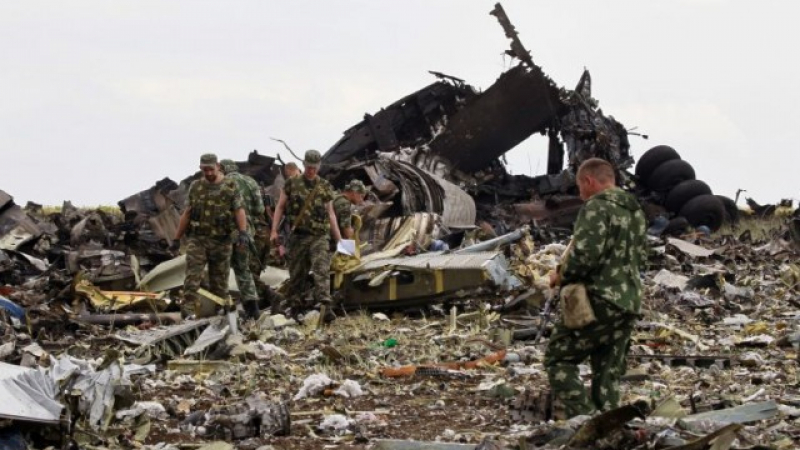 Откриха още човешки останки на мястото на разбилия се малайзийския самолет в Украйна