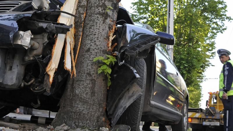 Рязаха ламарини, за да извадят шофьор, забил се в дърво 