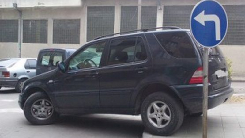 Най-наглото паркиране близо до Второ районно във Варна 