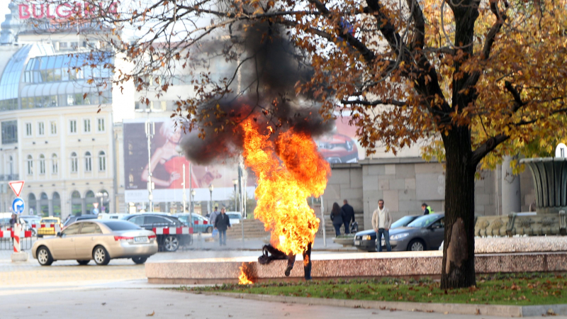 Самозапали се жена на шадравана пред президентството! (СНИМКА 18+)