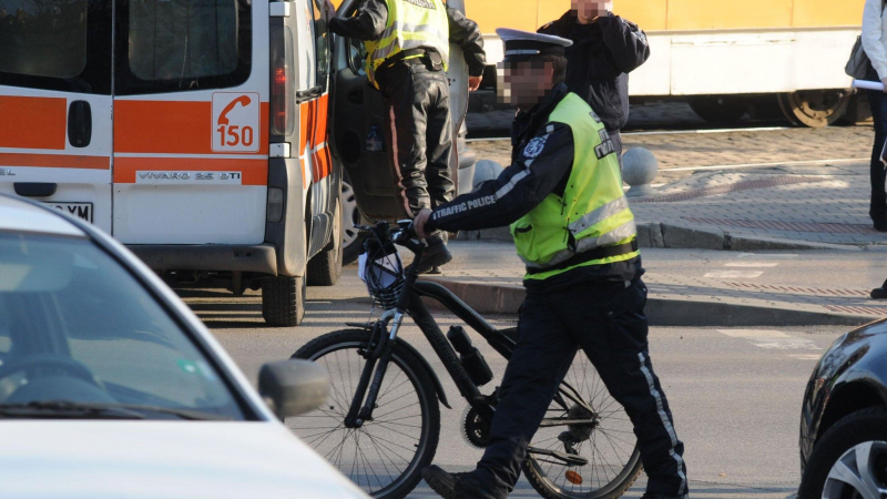 Само в БЛИЦ: Таксиджия блъсна велосипедист на зебра и избяга от най-пазеното място в София